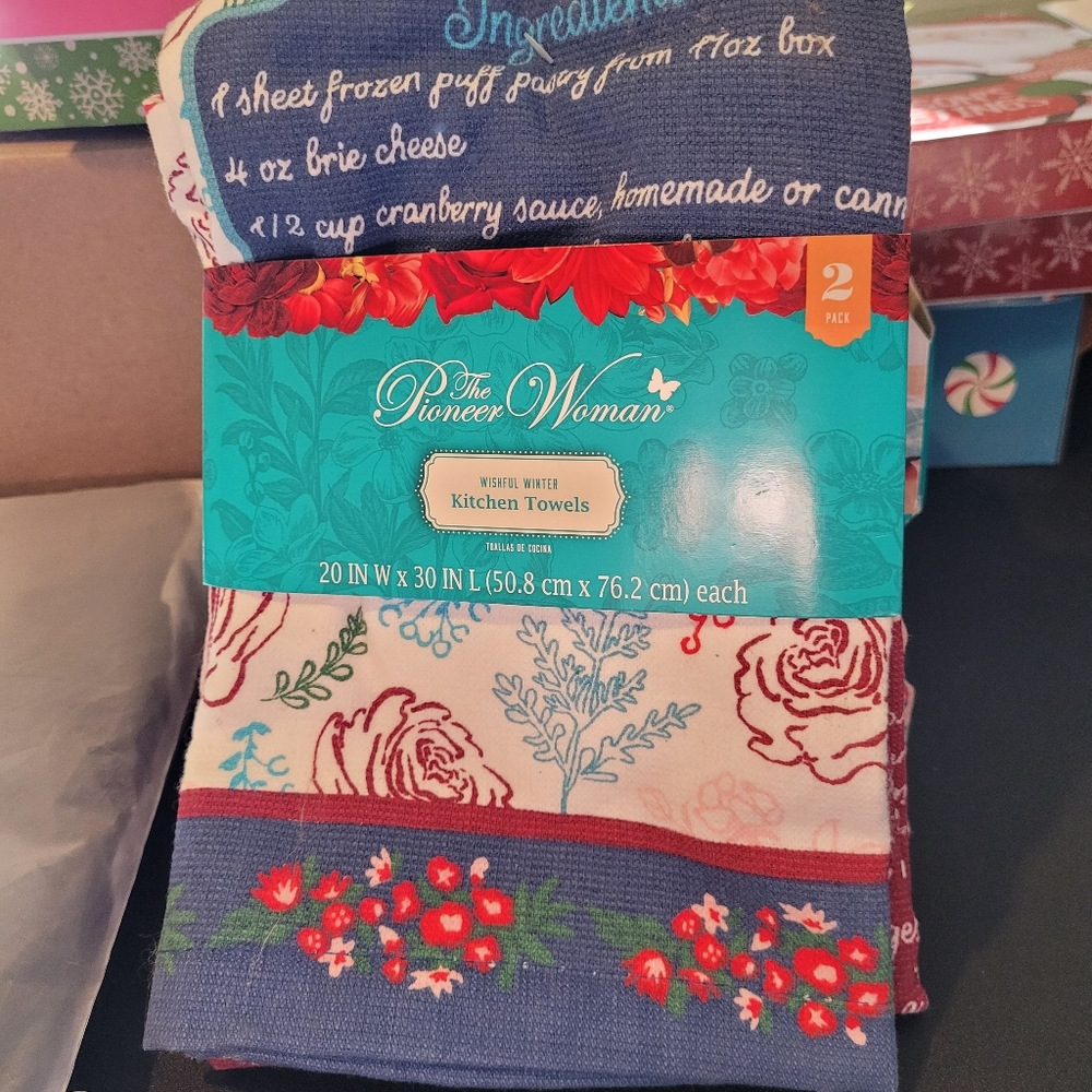 The Pioneer Woman Floral Kitchen Towels in Red and Blue